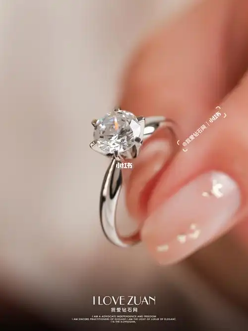 轻盈又大方,经典又耐看09    "方形"爪设计,更显钻戒大气简约60