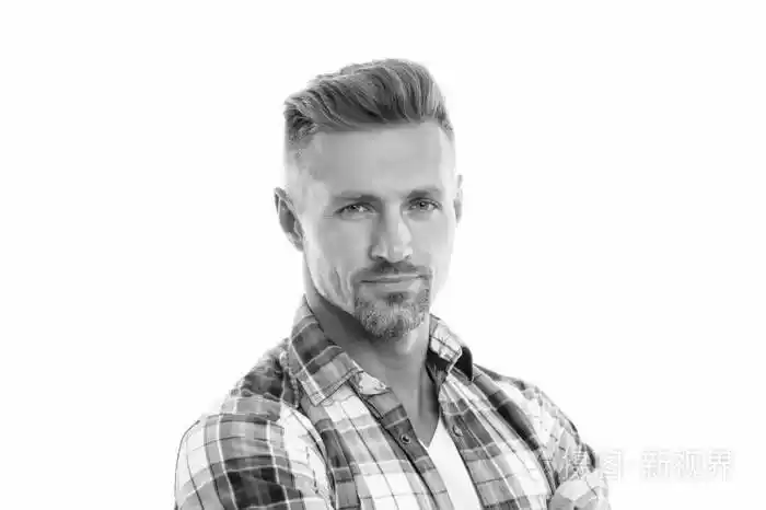 男性自然美处理灰根一头漂亮整洁的男人理发店概念灰