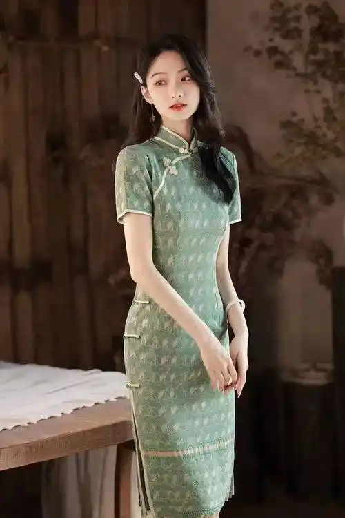 旗袍在保守与野性之间让娴静中的妩媚有着夺人魂魄的性感魅力