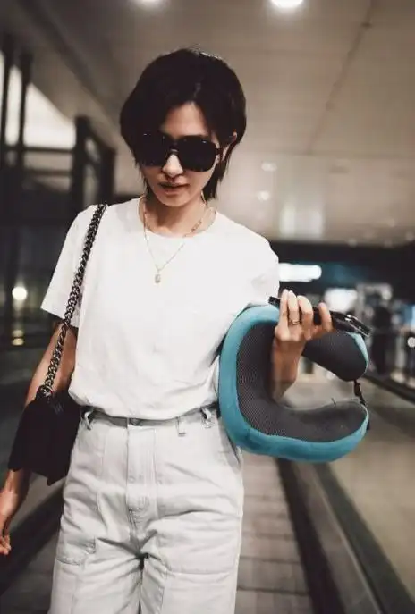 万茜亮相机场!白衣清纯年轻气质爆棚!