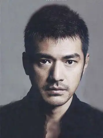 金城武发型九:这款简单的黑色气质短发,搭配一身帅气西装,浑身散发