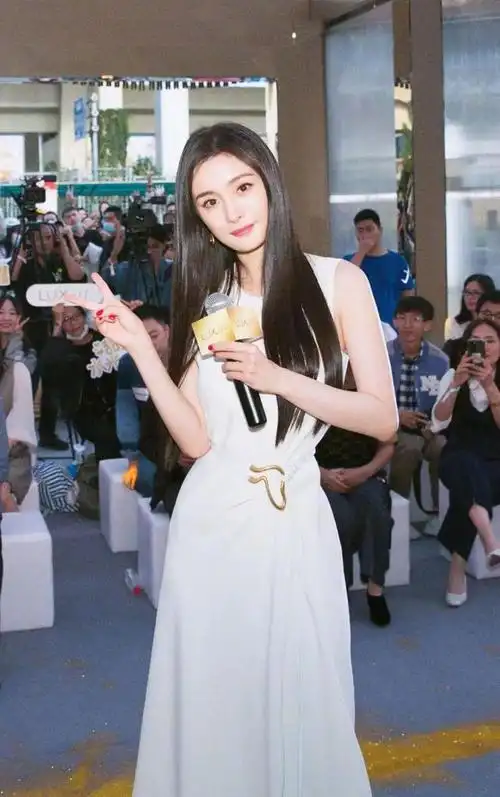 杨幂又美出新高度,长直发搭配小白裙,散发出清纯至骨子里的迷人|发型