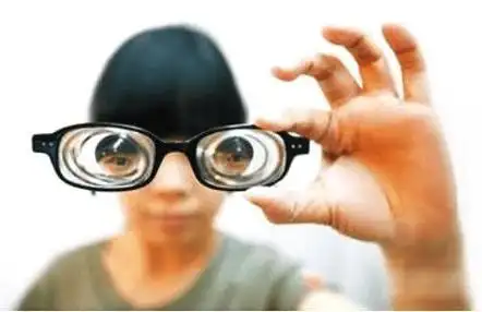 part 01就来和大家一起聊聊高度近视的那些事今天绵阳富临医院副院长