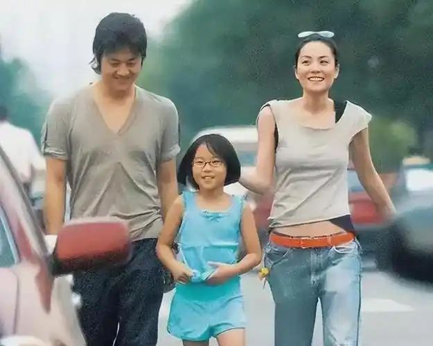 与窦唯分手后,她便与比自己年轻13岁的新生代男演员谢霆锋开始了一段