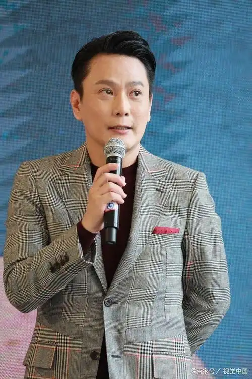 "情歌王子"张信哲穿方格西装造型精致 登台与观众热聊十分亲切