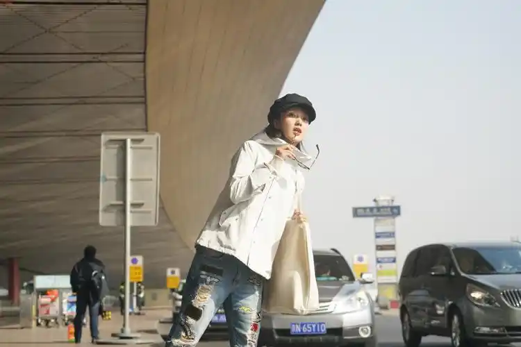 杜沁怡白色冲锋外套潮流不失个性写真