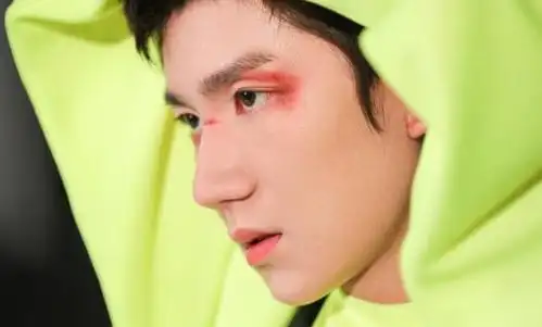 谁能想到王源也能这么酷运动混搭面容战损妆太帅了吧