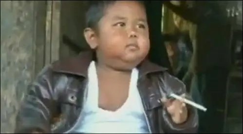 印尼两岁小烟鬼开始戒烟每天吸烟量降至15支图