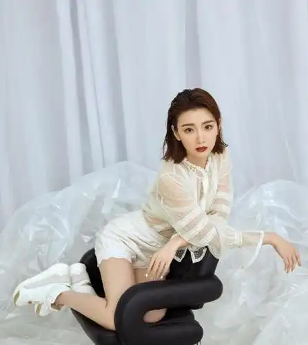 毛晓彤大片造型火了,穿透视衫配短裤,涂暗红色口红霸气十足_高清图集