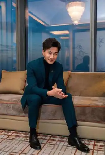 就是刘恺威之前的常态,只要参加活动,他都是西装革履的造型,全身上下