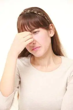 一个悲伤美丽的女人在哭泣