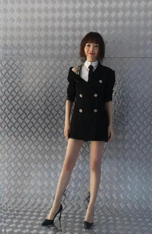 回顾鲁豫初婚嫁老外二婚嫁初恋今52岁无儿无女一个人生活