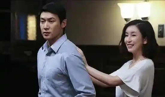 她是章子怡的同班同学,靠演妓女夺影后,如今火遍整个娱乐圈!