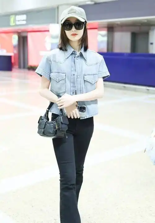 毛晓彤身穿牛仔外套搭配黑色打底裤现身机场,尽显时尚内敛魅力_造型