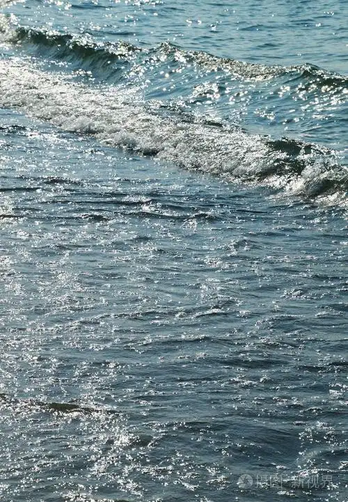 沙海海滩和海浪