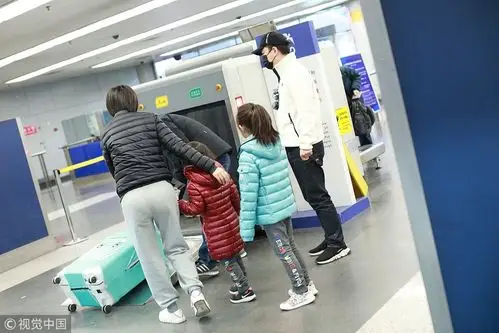 黄渤一家四口同现机场低调温馨 妹妹拉行李箱,姐姐帮忙加油