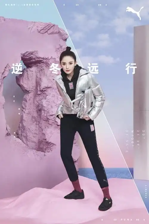 娜扎超话外穿高调吸睛的金属银短款羽绒外套,内搭酷黑套装,驾驭寒风的