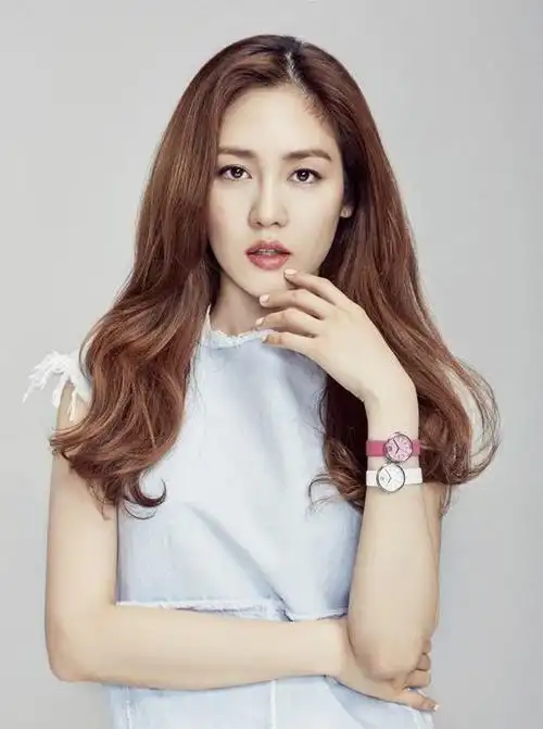 成宥利最新画报完美颜值蛊惑魅力