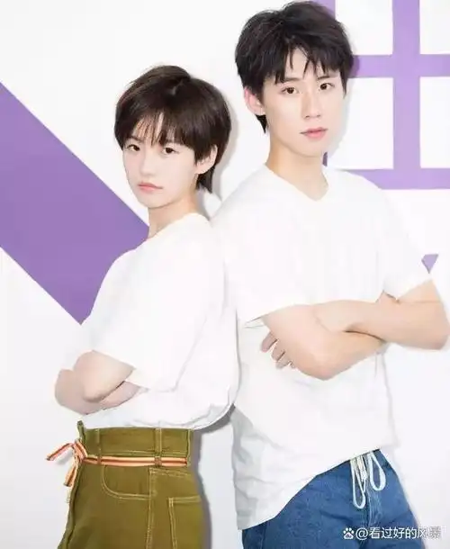 李庚希,被实锤了!大街上摸男友屁股,果真是热恋中,忍都忍不住