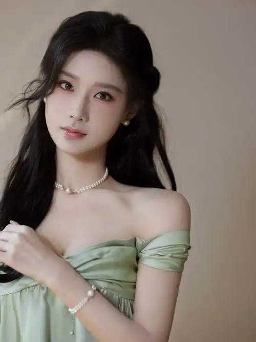 陈意涵estelle超话92#芭莎美妆大奖#明媚自在,悦然且充盈;轻盈灵动