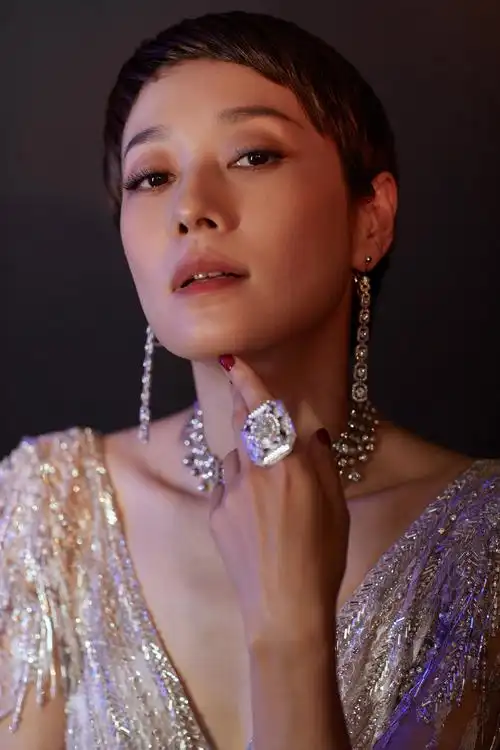 马伊琍亮相金鸡奖闭幕式  复古羽毛长裙展优雅气质