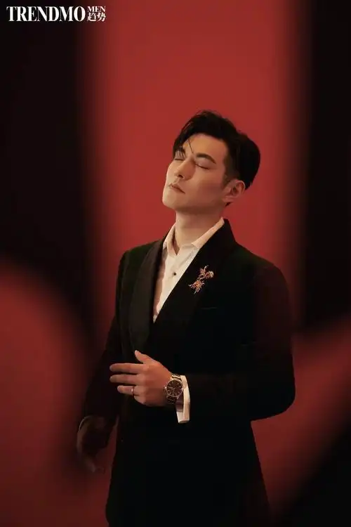 521心动狙击严屹宽登杂志封面演绎国风大片再现侧颜杀