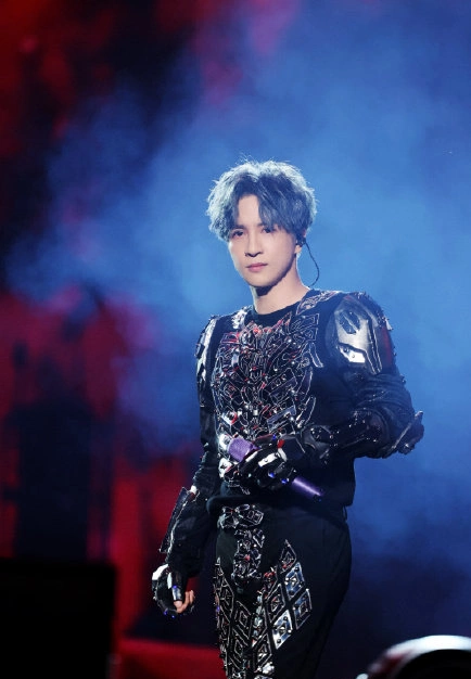 11月27日,薛之谦演唱会限定蓝发可谓是现场的一波大惊喜,甚少见薛之谦