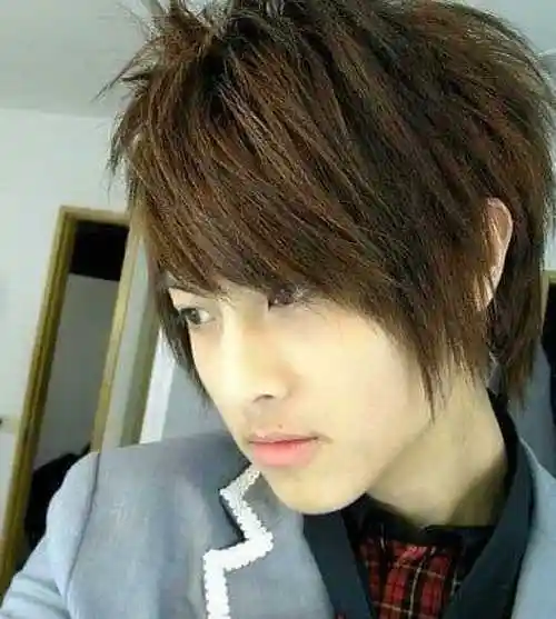 今年十分流行的男生离子烫发型