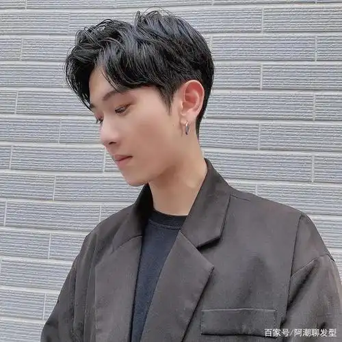 一二十岁的男生发型该怎么剪?理发师建议这3款,显年轻又涨颜值