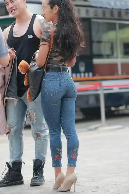 美女穿紧身牛仔裤复古又时尚展现饱满紧致身材