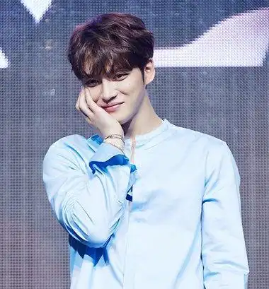 韩星金在中最喜欢梳韩式男生刘海短发发型了,不同造型的刘海短发衬托