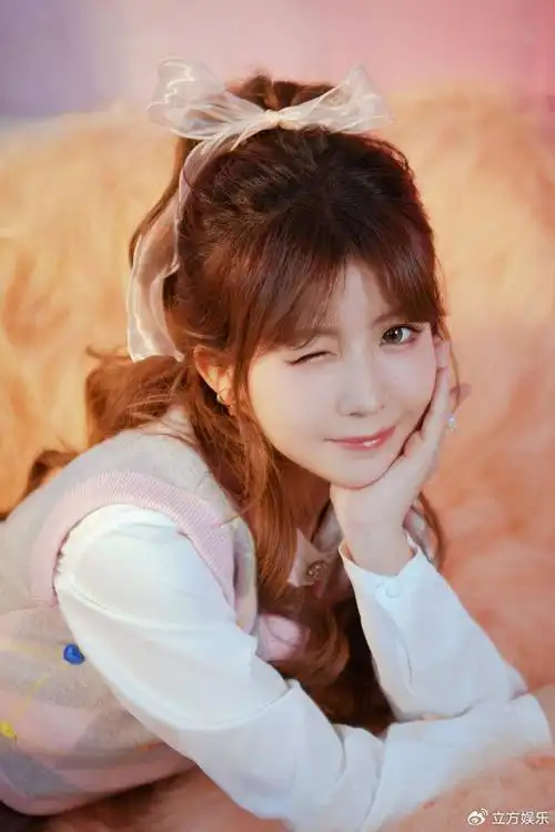 赖美云学院风造型清纯可爱 对镜wink古灵精怪__财经头条