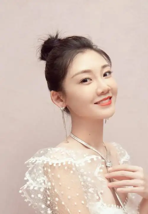 苗苗一袭白裙又纯又欲,御姐身材萝莉脸,气质遮不住__财经头条