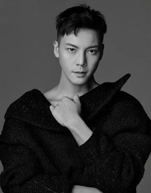 陈伟霆不愧是时尚宠儿拍写真尽显男友力黑白大片好有高级感