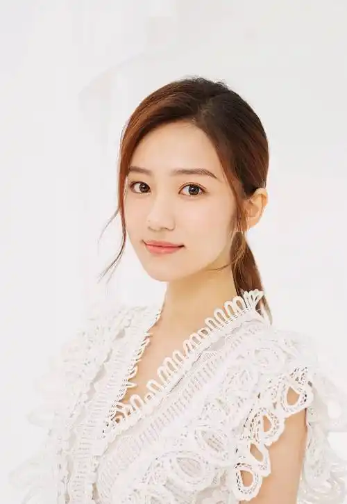 不过,汤梦佳长大后和小时候的模样并没有太大变化.