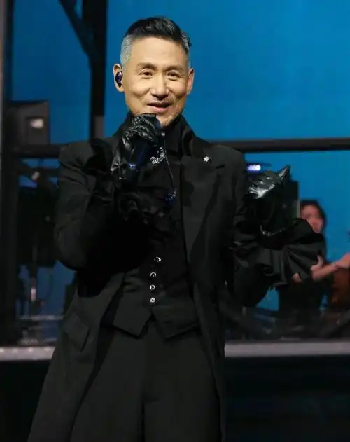 张学友马来西亚演唱会在台上突然跌倒自称从小耳水不平衡