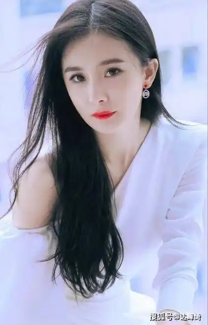 杨幂从童星出道,她的形象气质时尚优雅,被誉为"国民女神"_刘恺威_香港