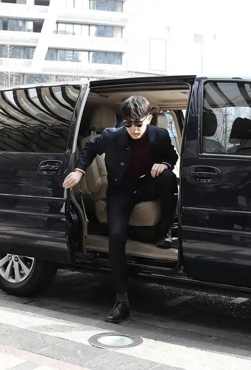 邓伦干练风衣搭配手工皮鞋,绅士新造型时尚帅气