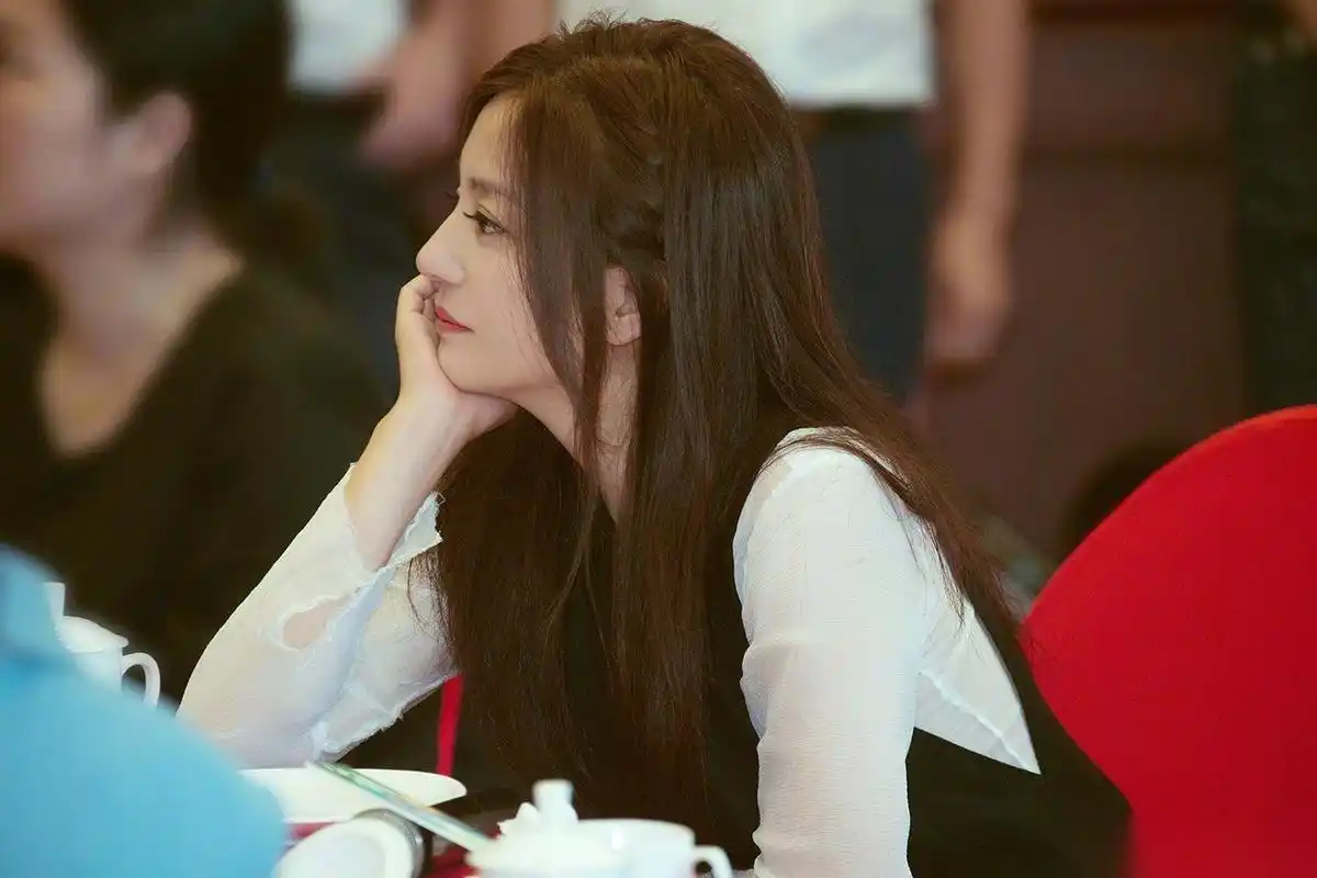 来一波赵薇侧颜杀,知性,妩媚,有韵味