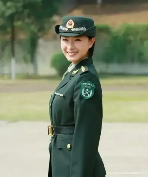没想到有这么多女明星都穿过军装,不过大部分都是剧照,而只有一位真正