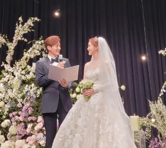 近日,韩国歌手李多海和歌手se7en的婚礼照片在网络上曝光.