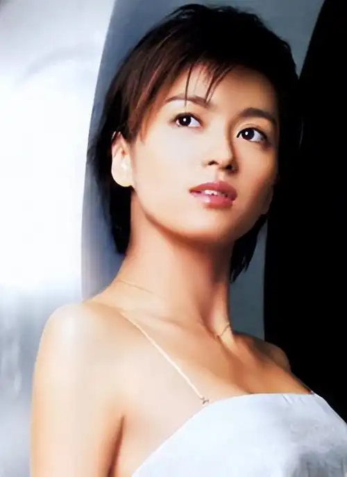 "玉女掌门"梁咏琪,19岁出道时即是巅峰,爱上郑伊健永不后悔_短发_香港