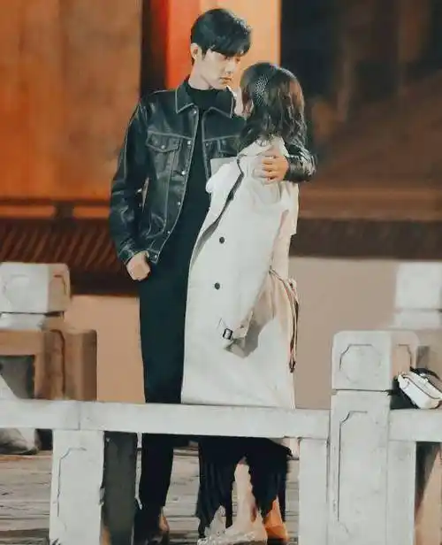 肖战杨紫《余生》路透,肖战搂着杨紫好贴心,杨紫鞋子被嘲太老土_网友