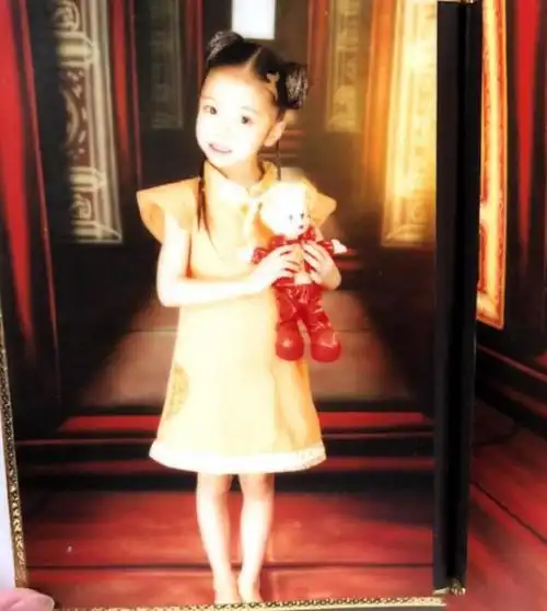 王思聪前女友豆得儿晒可爱童年照 疑似回击整容风波