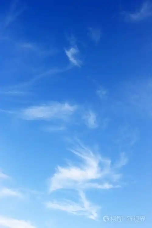 天空在地平线和云早晨的天空