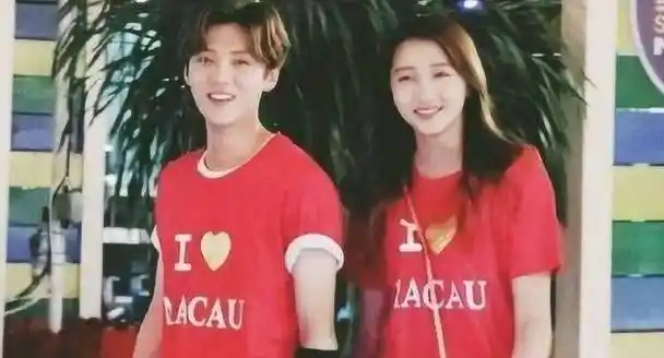 原创创3鹿晗被女学员送花转头就向黄子韬炫耀难道不怕关晓彤吃醋