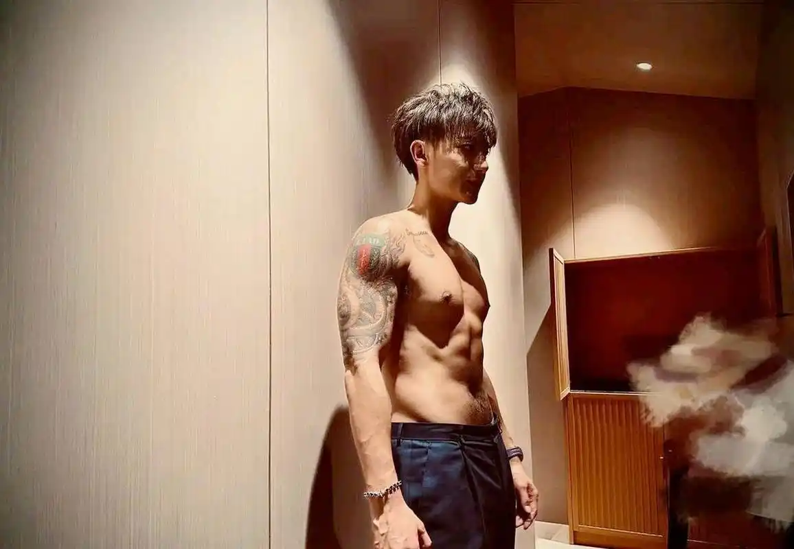 黄子韬健身房抽铁,腹肌都出来了!