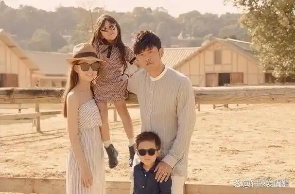 昆凌靠在周杰伦身上,身穿天蓝色连衣裙