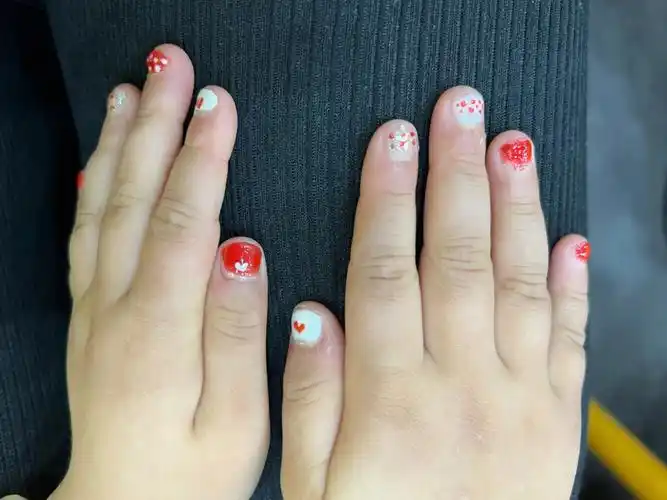 指甲里的细菌04的视频,不咬指甲的绘本,最后选择了指甲油,小女孩