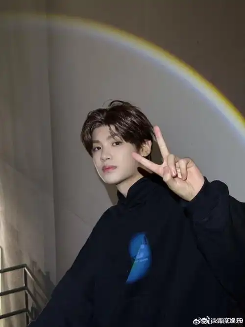 黄明昊彩虹光晕随拍#黄明昊@jjjustin0219连帽卫衣少年感,化身漫画中